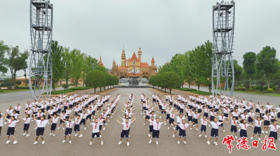 sQPyc, 时举行开幕, box